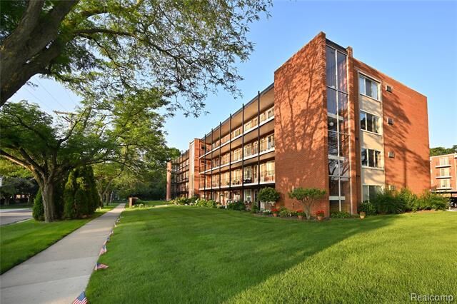 Property Photo:  2820 Woodslee Drive 405  MI 48073 