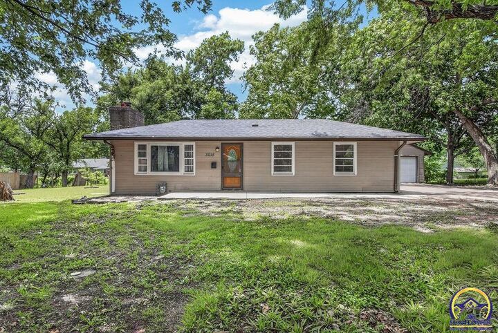 Property Photo:  3015 SE Illinois Ave  KS 66605 