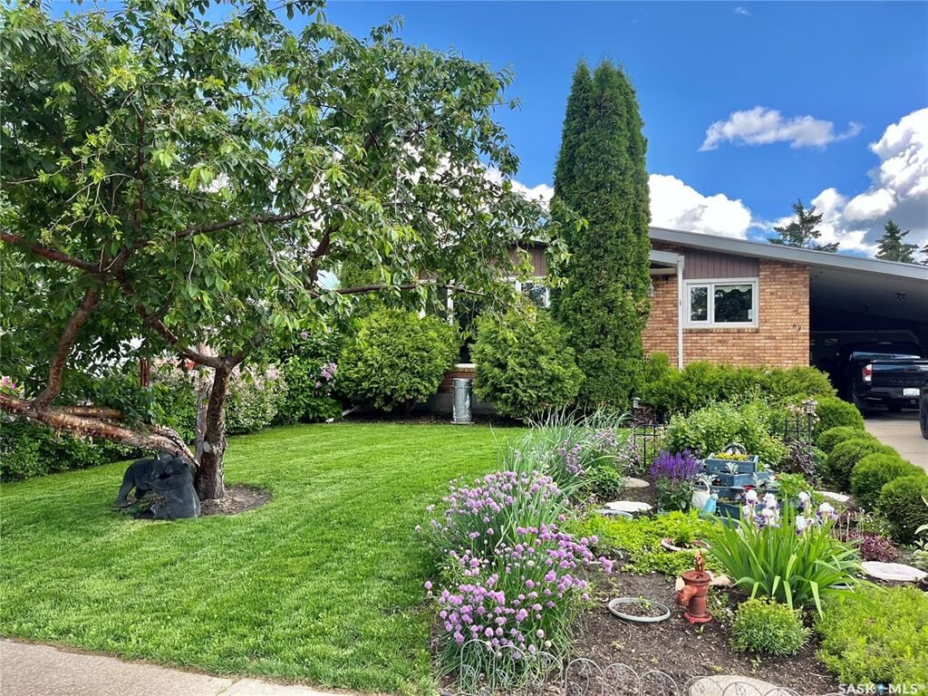 Property Photo:  63 Clarewood Crescent  SK S3N 2V8 