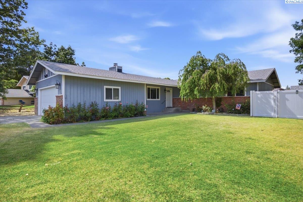Property Photo: 910 W Park Hills Drive WA 99337