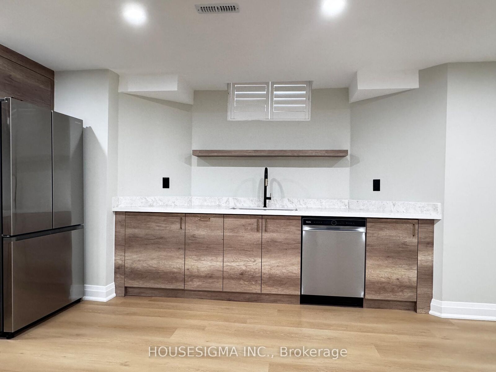 Property Photo:  9 Delevan Court B1  ON L4B 3W8 
