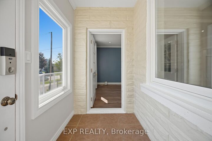Property Photo:  1052 Alexandra Avenue  ON L5E 1Z8 