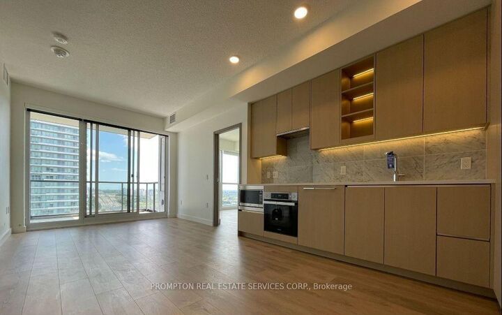 Property Photo: 85 McMahon Drive 3501 ON M2K 0H1