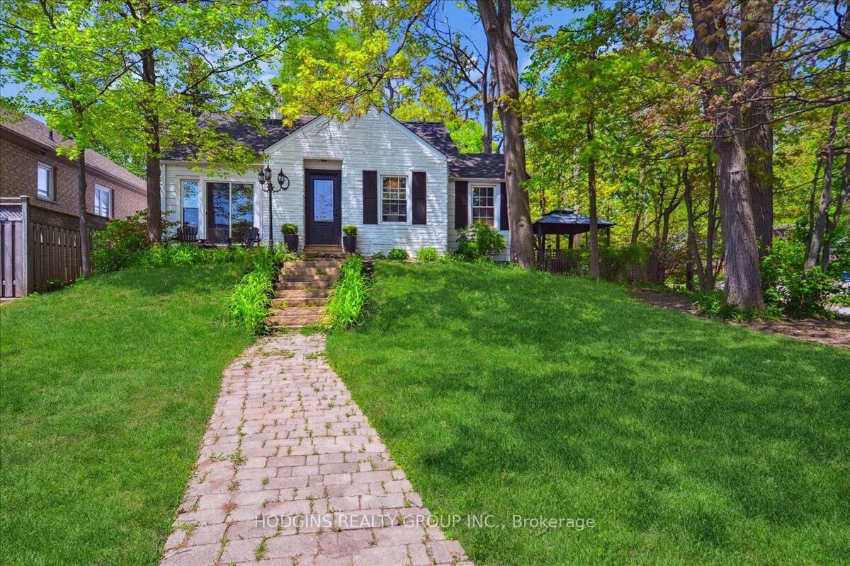 Property Photo:  65 Mineola Road E Upper  ON L5G 2E4 