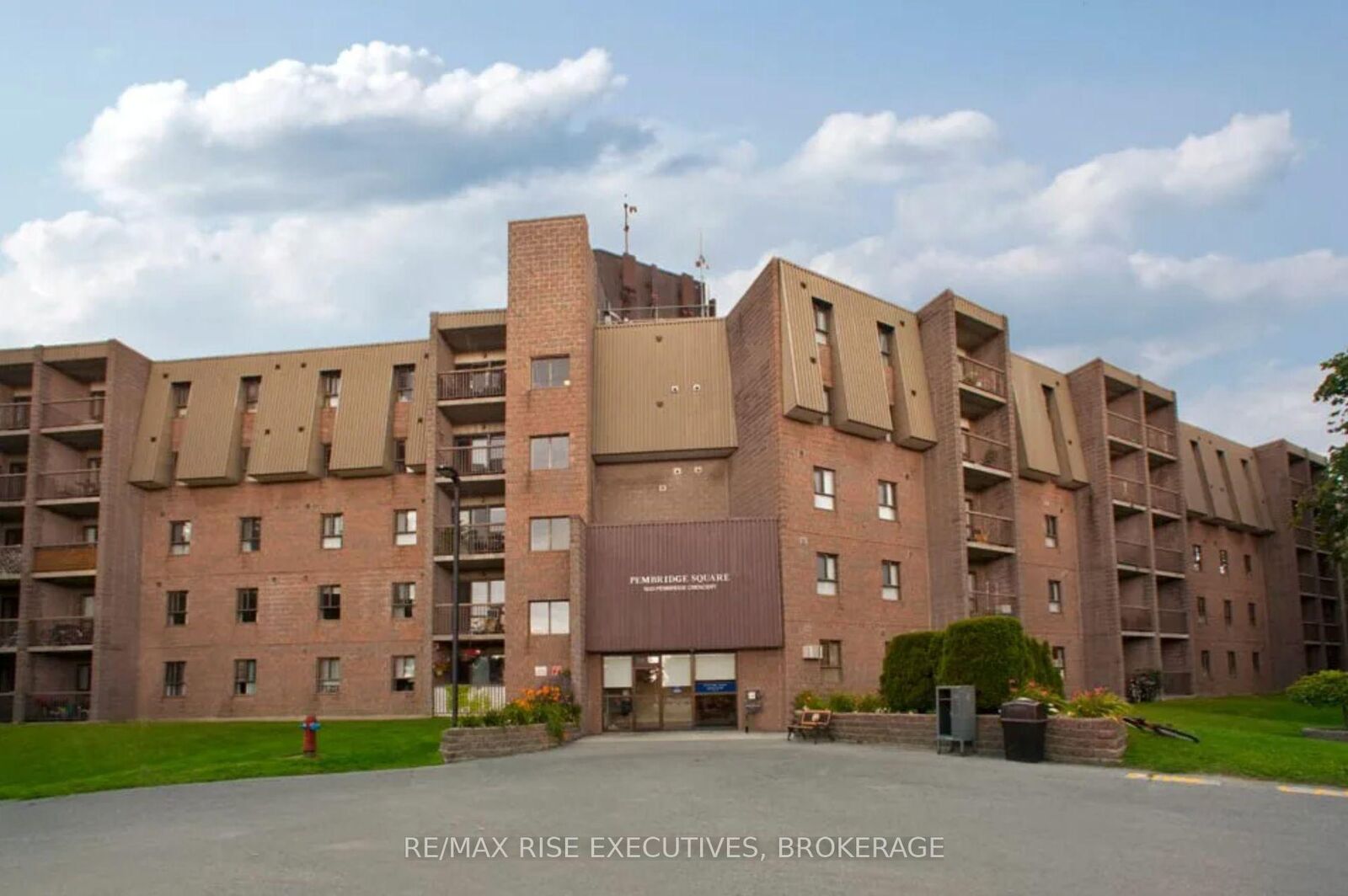 Property Photo:  1020 Pembridge Crescent 301  ON K7P 1R2 
