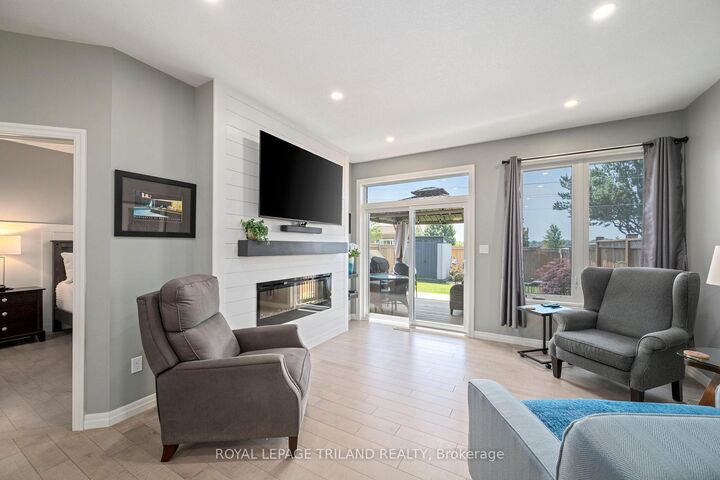 32 Charter Creek Court — photo 1