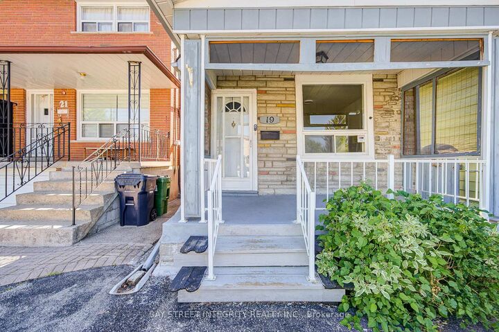 Property Photo:  19 Robinson Avenue  ON M1L 3S8 