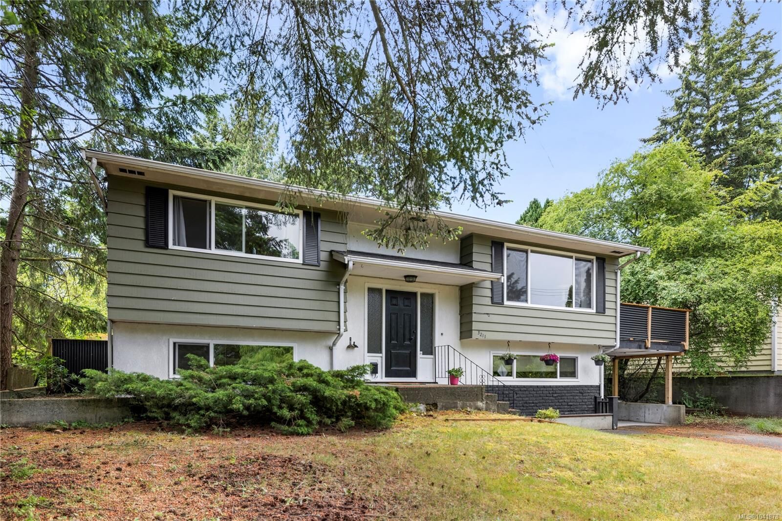 Property Photo: 3211 Uplands Dr BC V9T 2T2