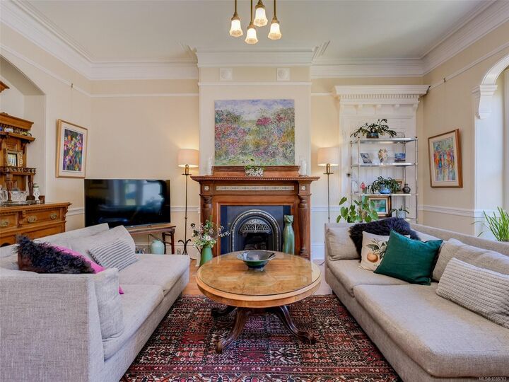 Property Photo: 224 Superior St #2 BC V8V 1T3