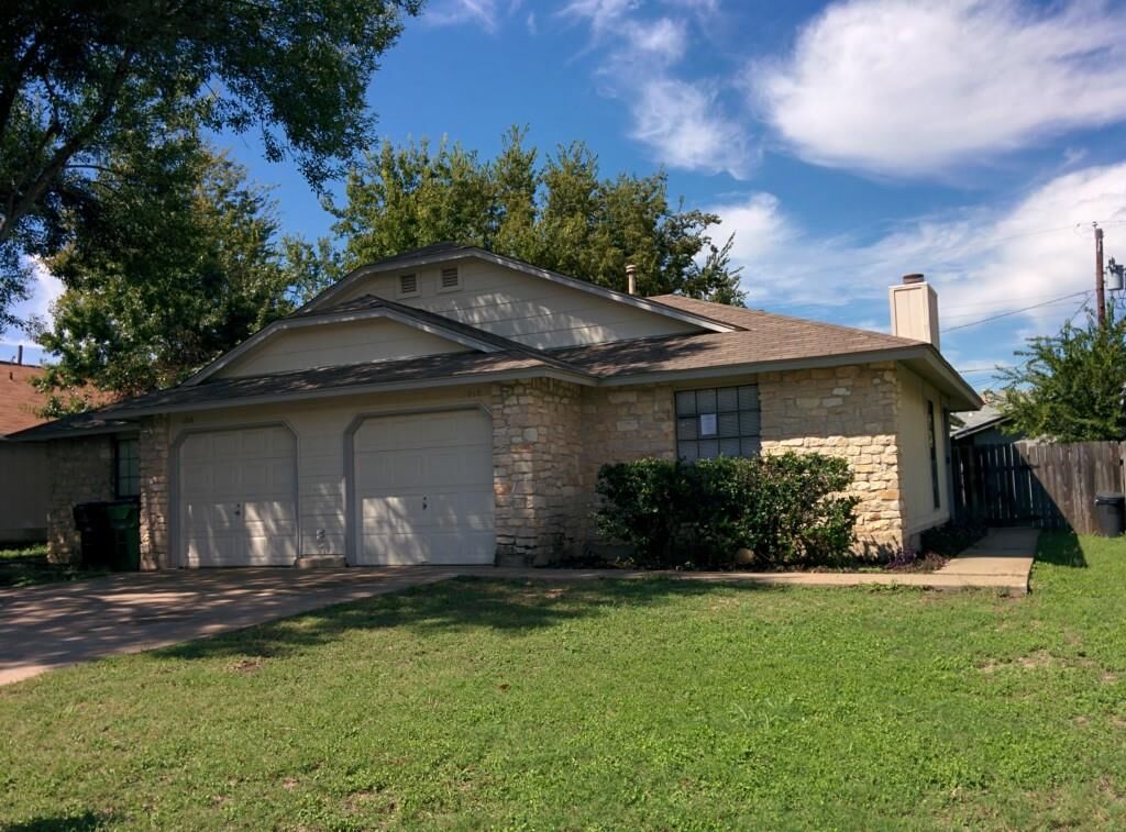 Property Photo: 1016 Woodlief Trail TX 78664