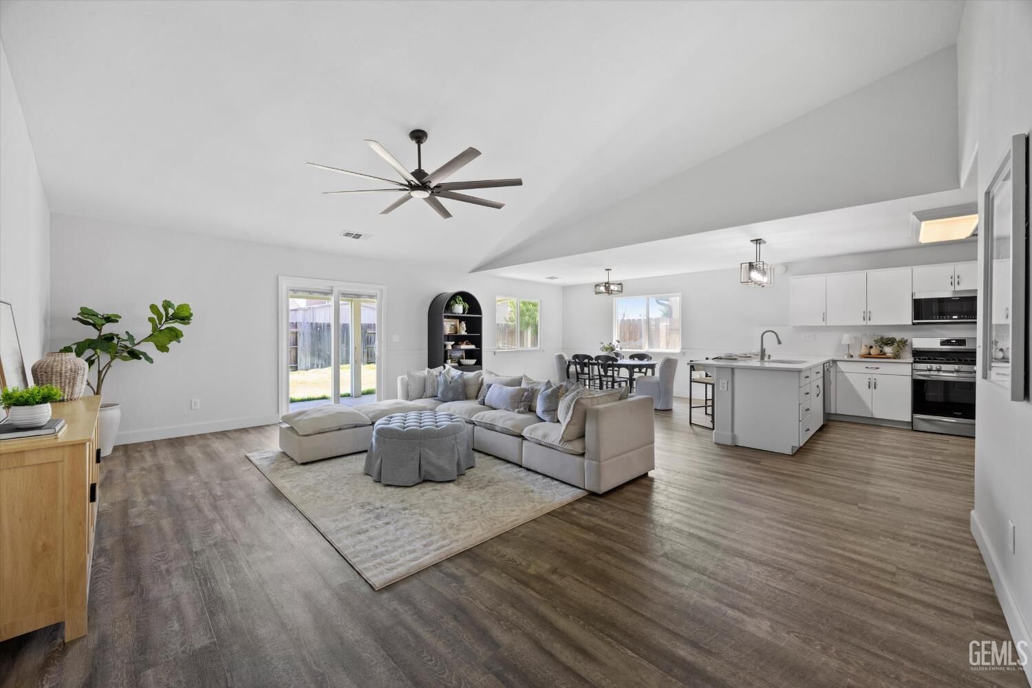 Property Photo:  11401 Eresma Drive  CA 93311 