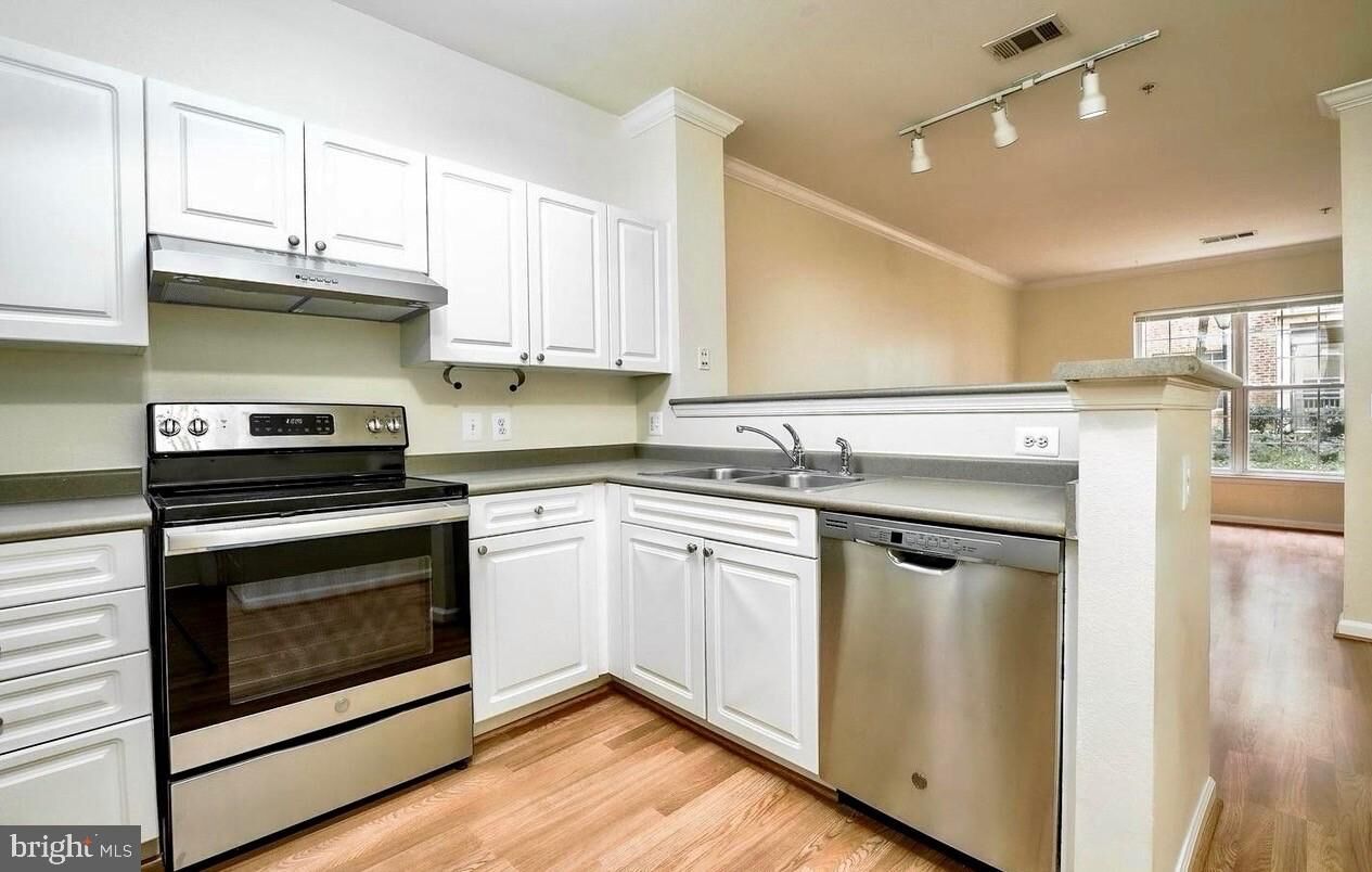 Property Photo:  3021 Nicosh Circle 1103  VA 22042 
