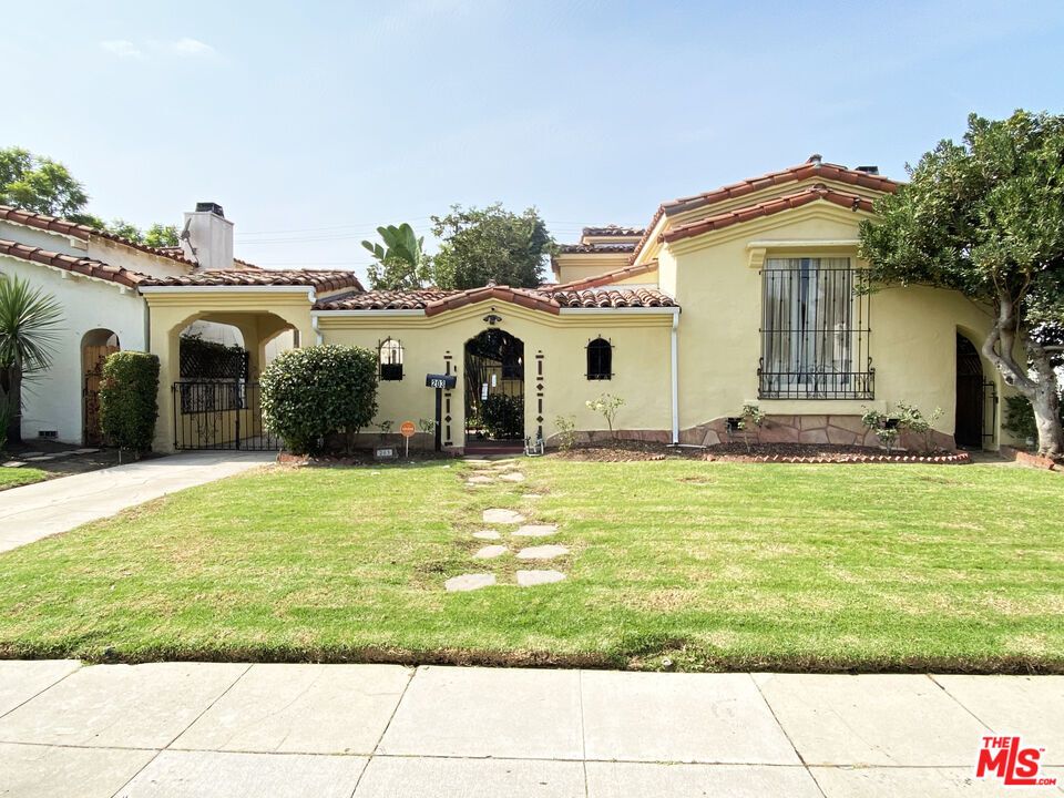 Property Photo:  203 N Doheny Dr  CA 90211 