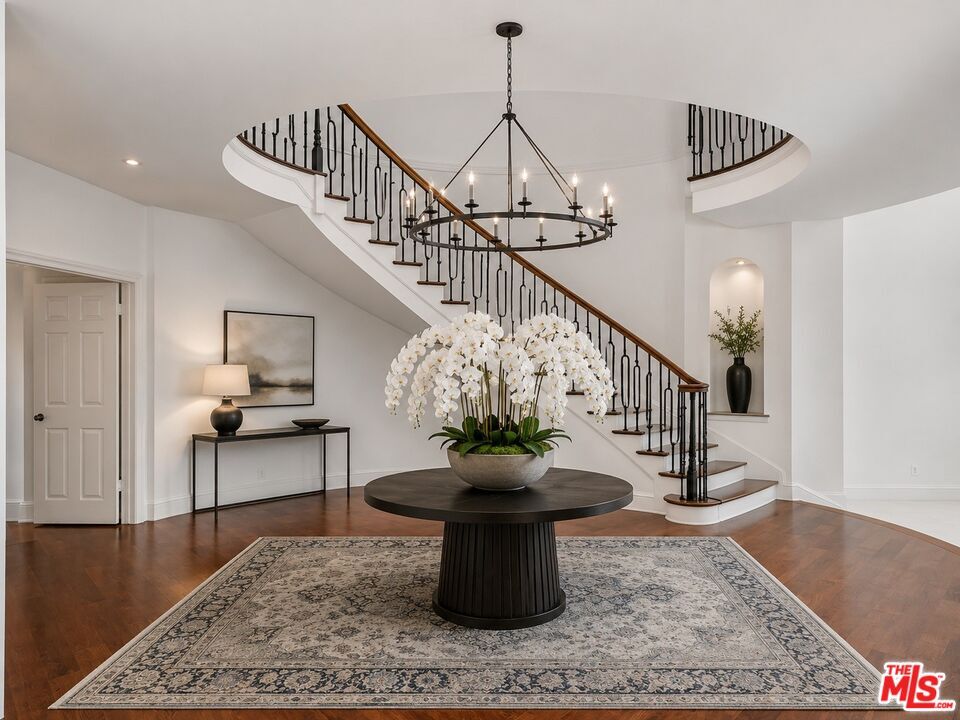 Property Photo:  12386 Ridge Cir  CA 90049 
