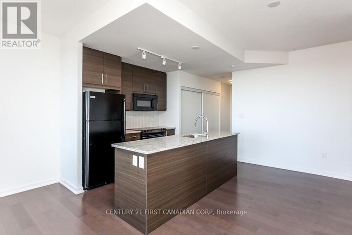 Property Photo:  70 Forest Manor Road 1906  ON M2J 0A9 