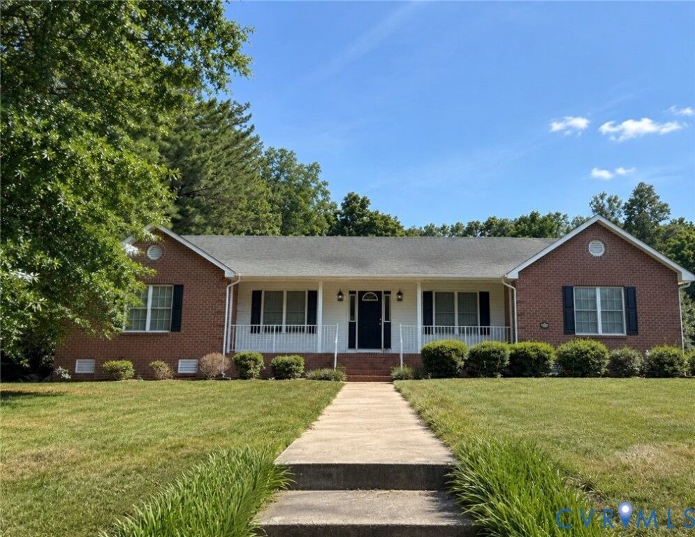 Property Photo:  319 Lee Court  VA 23075 