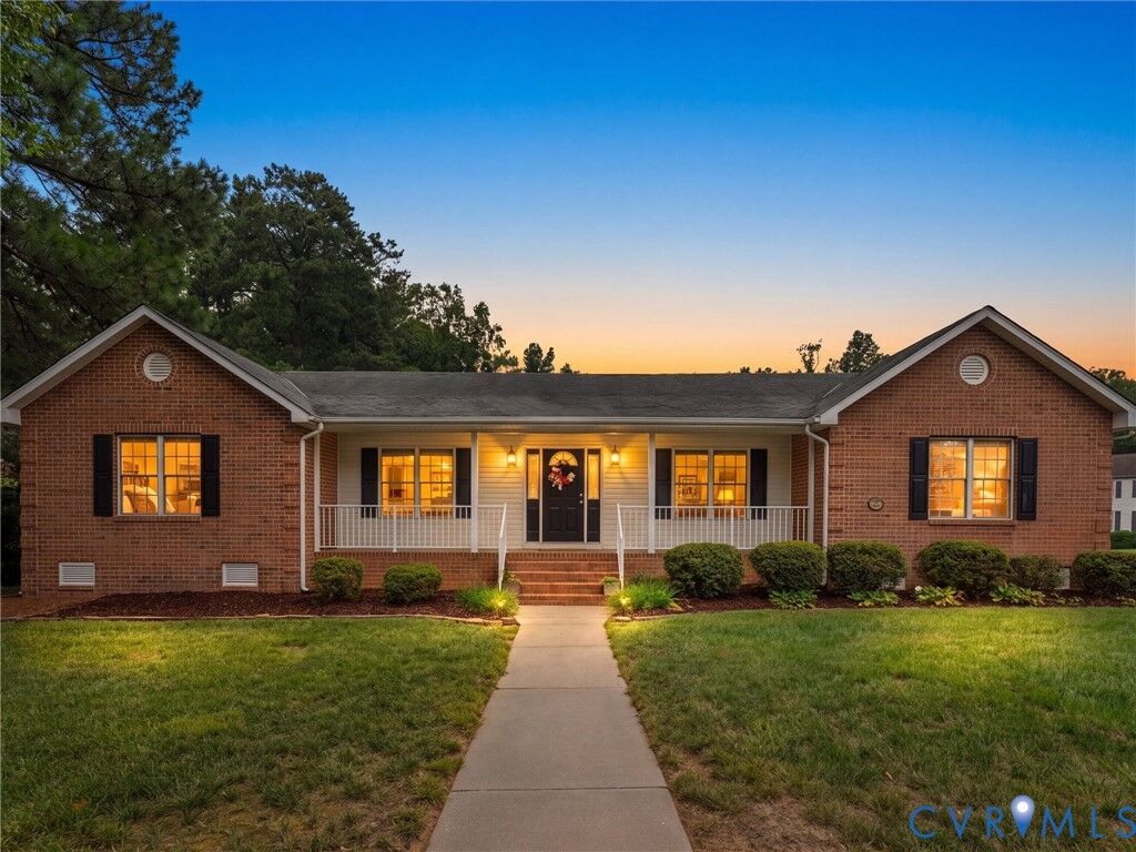 Property Photo: 319 Lee Court VA 23075