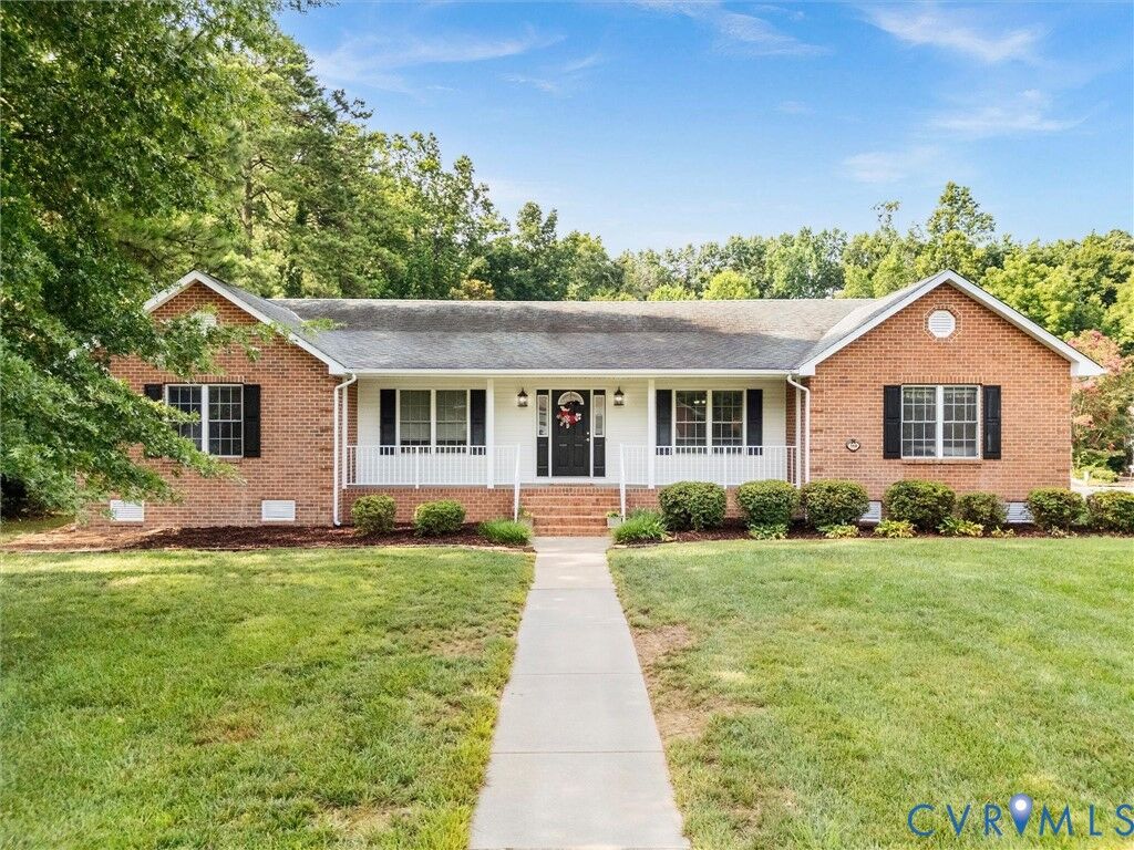 Property Photo:  319 Lee Court  VA 23075 