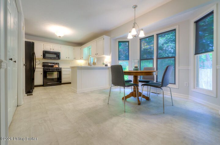 Property Photo: 715 Auburn Oaks Dr KY 40214