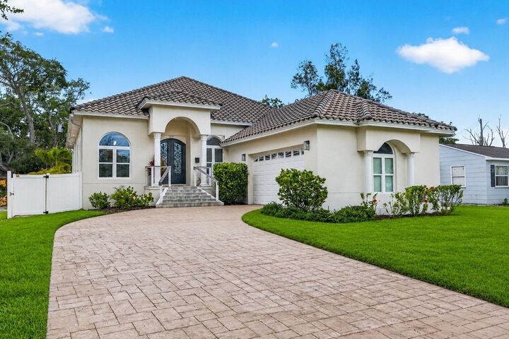 Property Photo:  815 59th Avenue NE  FL 33703 