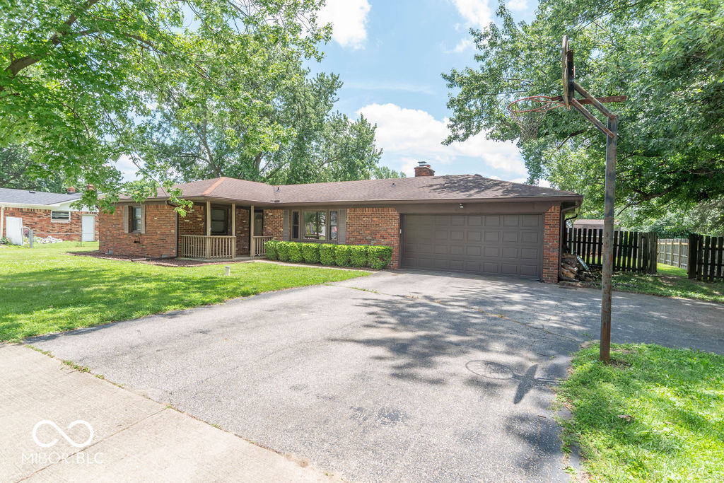 Property Photo: 8885 E County Road 600 N IN 46112