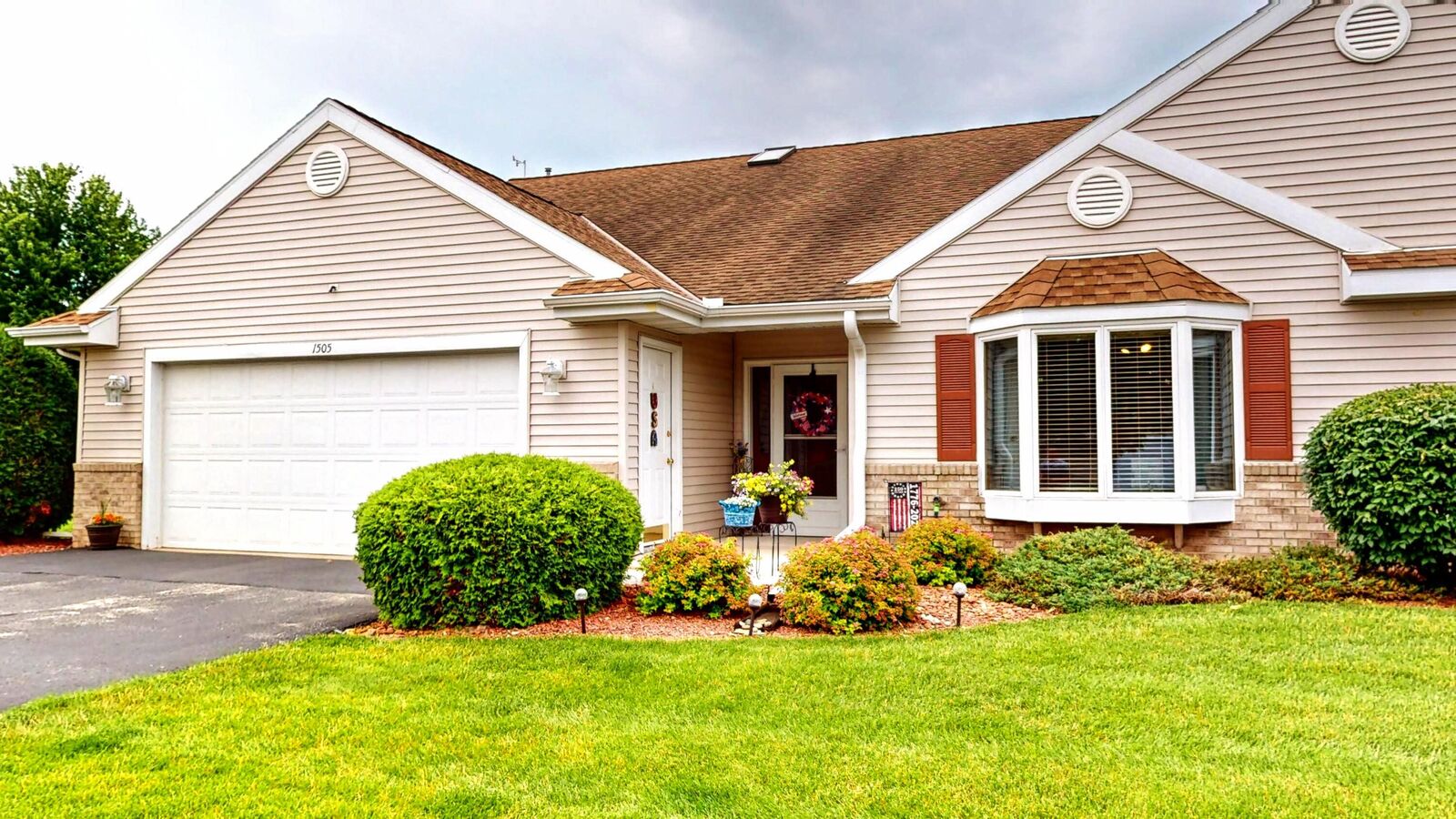 Property Photo:  1505 Raveen St  WI 53538 