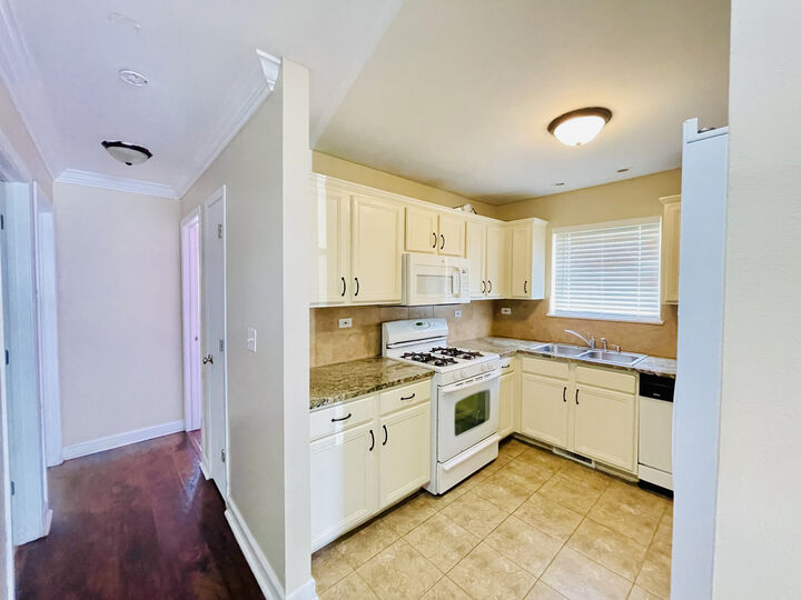 Property Photo:  527 Heritage Drive  IL 60543 
