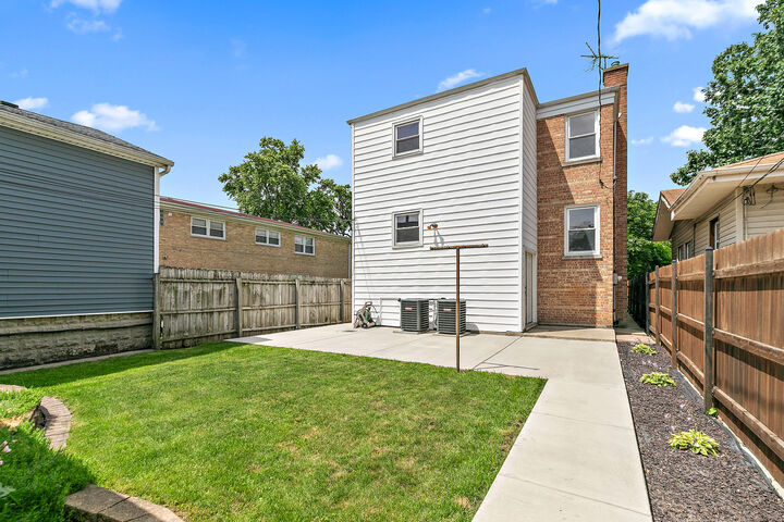 Property Photo:  2115 N Mobile Avenue  IL 60639 