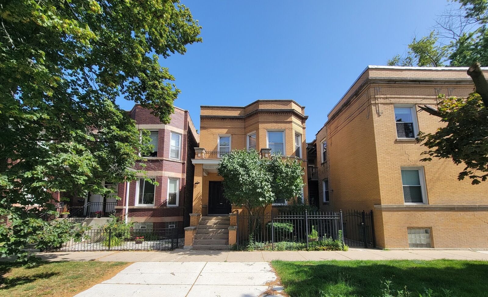 Property Photo: 2302 W Addison Street IL 60618