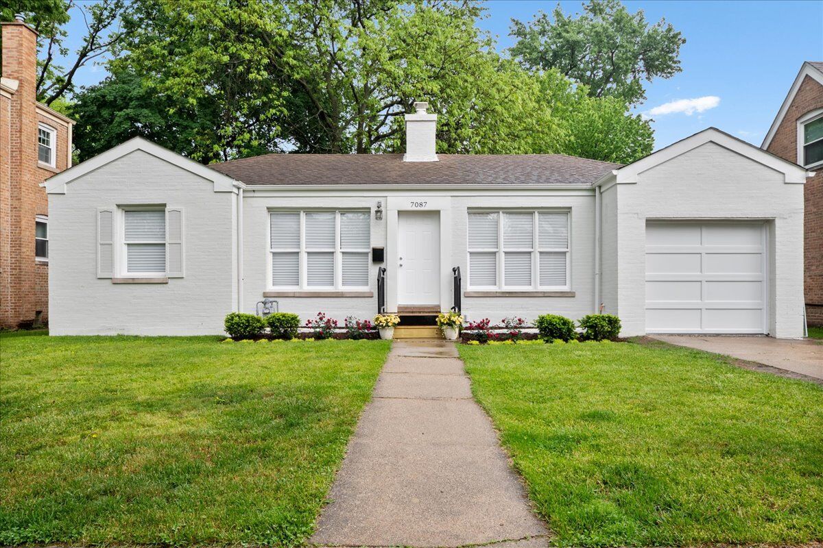 Property Photo:  7087 N McAlpin Avenue  IL 60646 