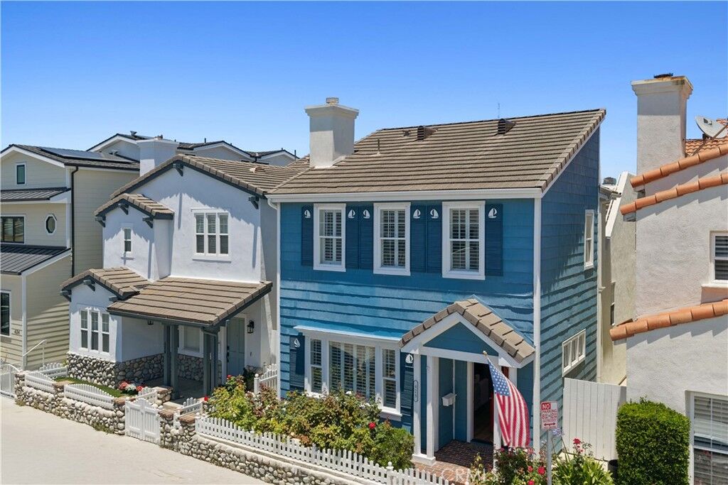 Property Photo:  428 E Bay Avenue  CA 92661 