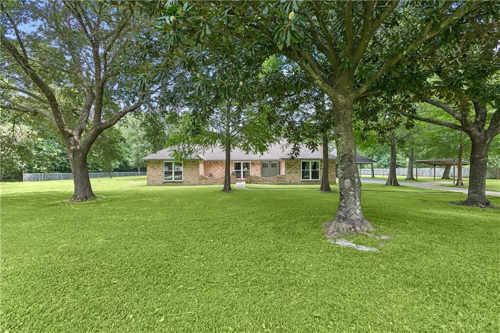 Property Photo: 102 Lynn Drive LA 70461