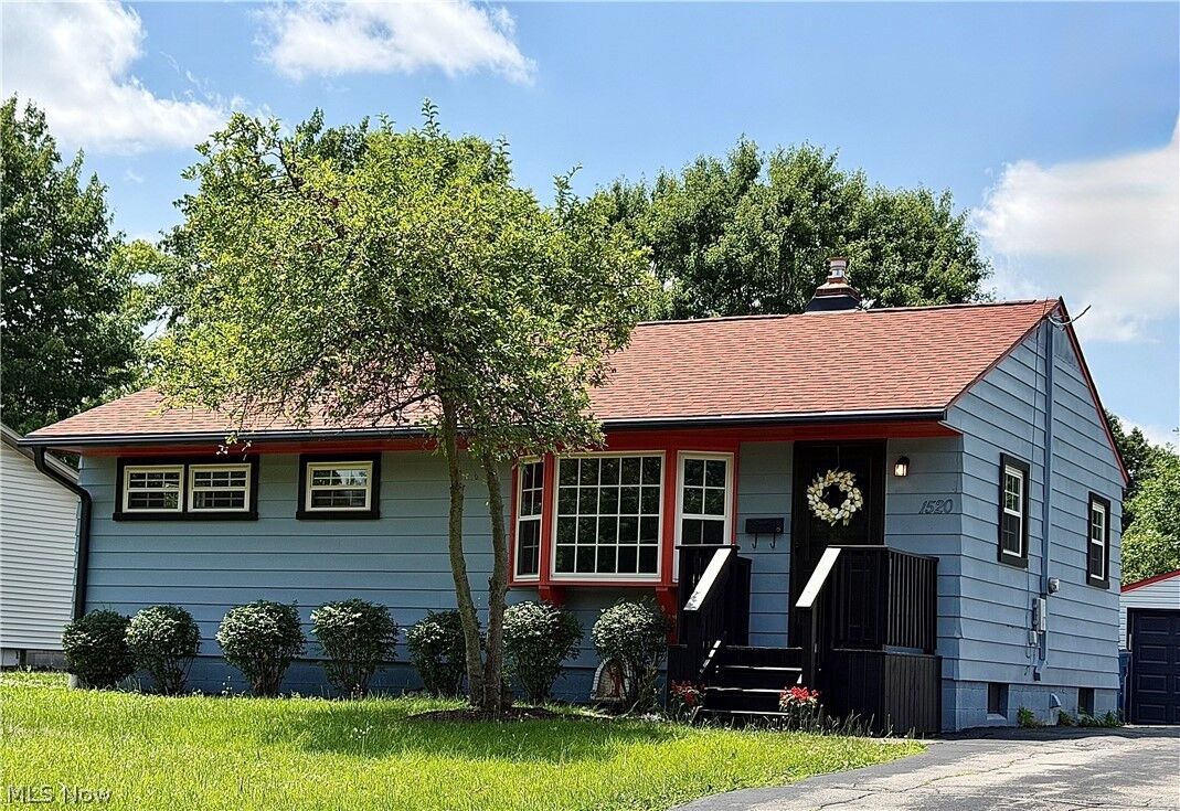 Property Photo:  1520 Gypsy Lane  OH 44446 