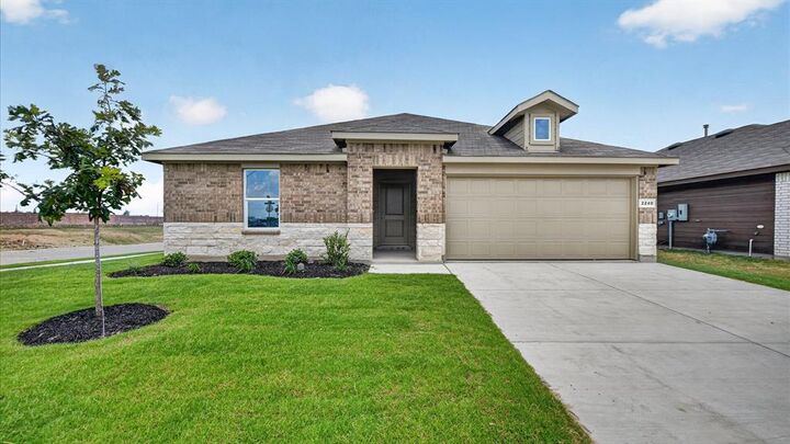 Property Photo: 822 King's Way TX 76645