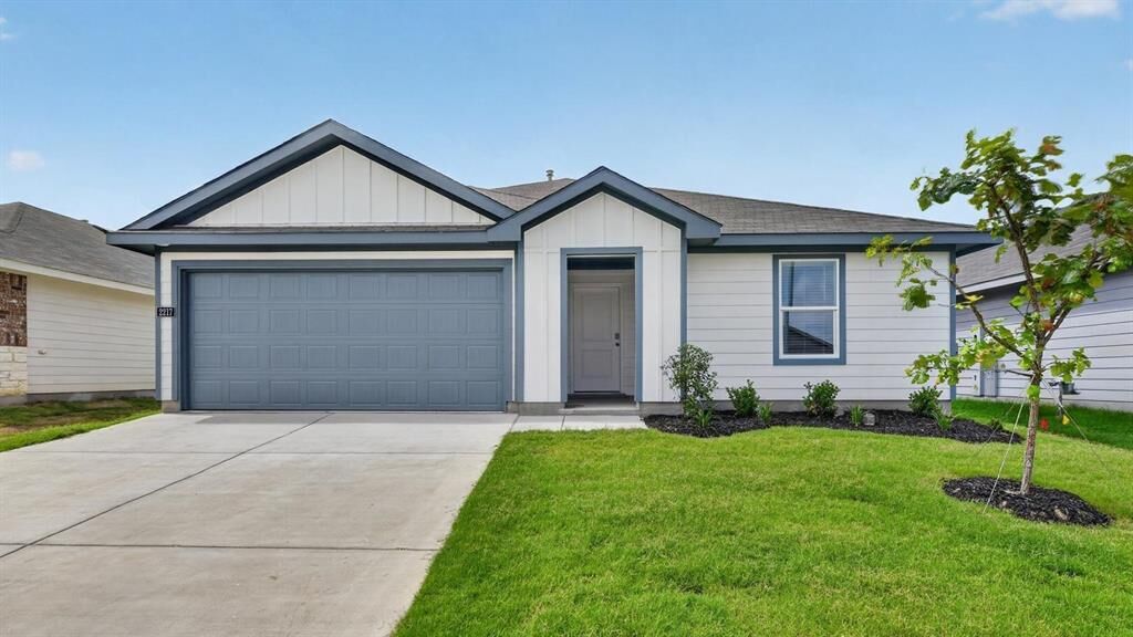 Property Photo: 804 King's Way TX 76645