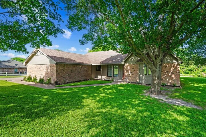 Property Photo:  217 Paint Pony Trail N  TX 76108 