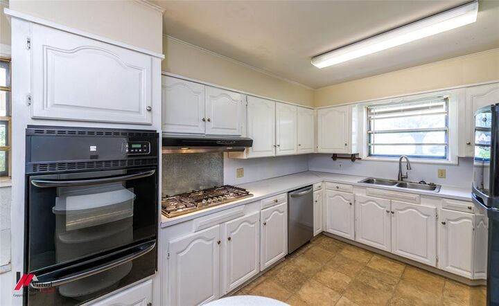 Property Photo:  1105 E Washington Street  LA 71104 