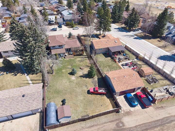 Property Photo: 677 Wallace Drive AB T0M 0N0