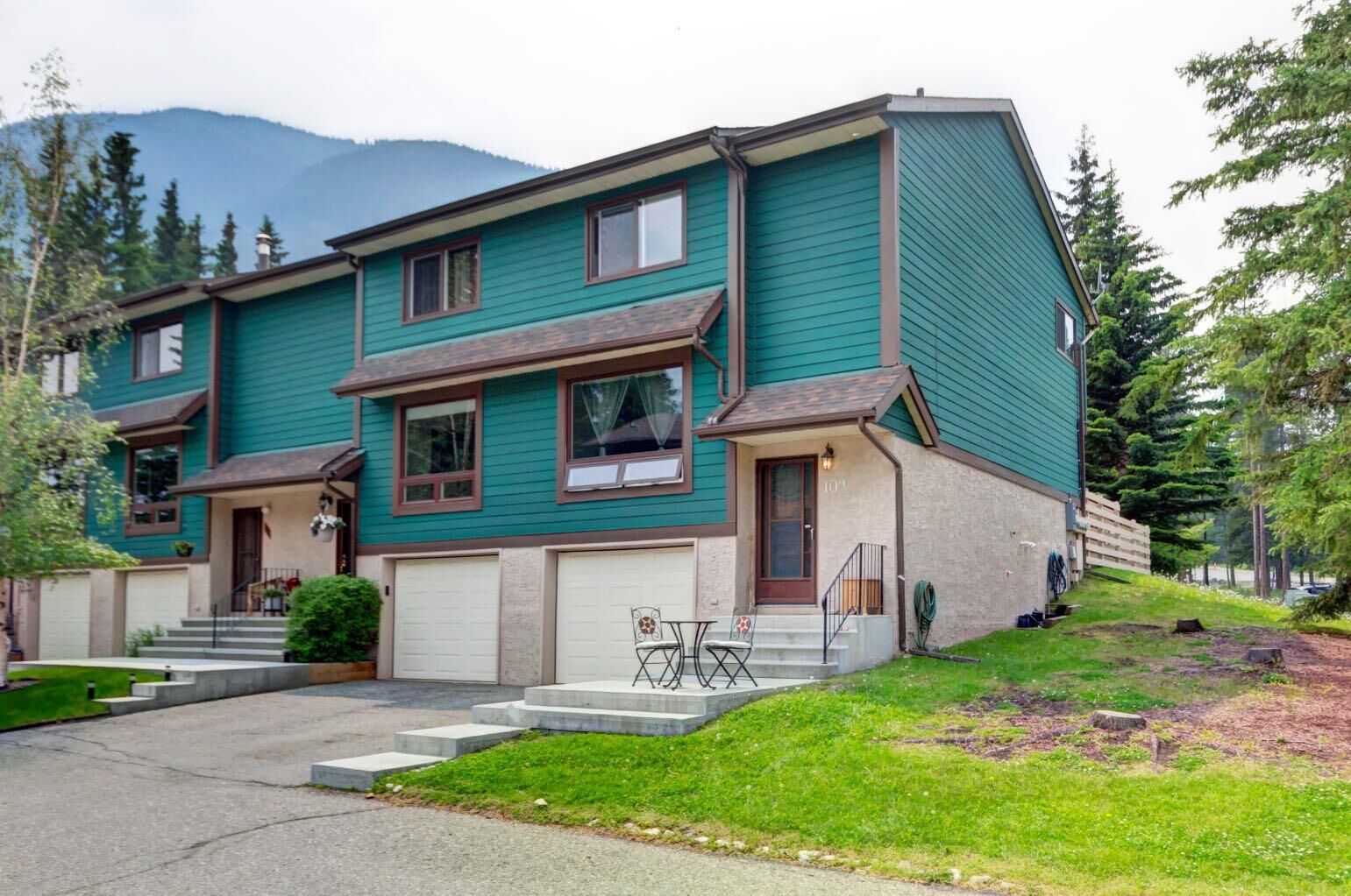 Property Photo:  109 Nahanni Drive  AB T1L 1C2 