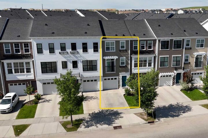 Property Photo:  575 Sherwood Boulevard NW  AB T3R 0X1 
