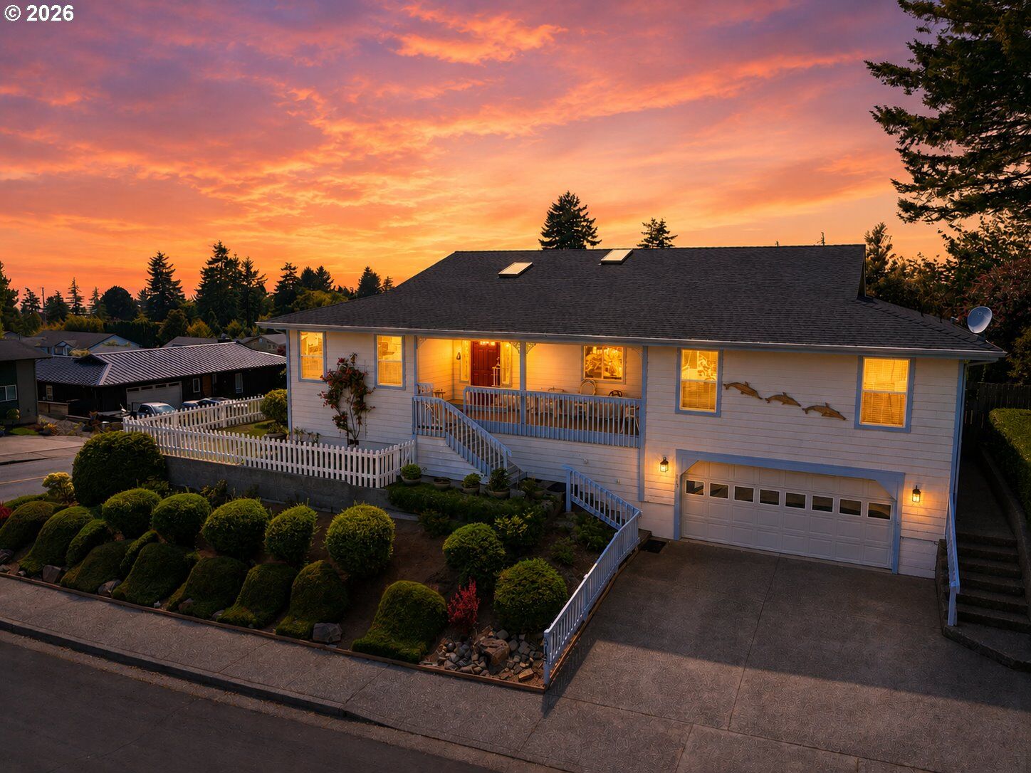 Property Photo: 815 Crestwood Pl OR 97415