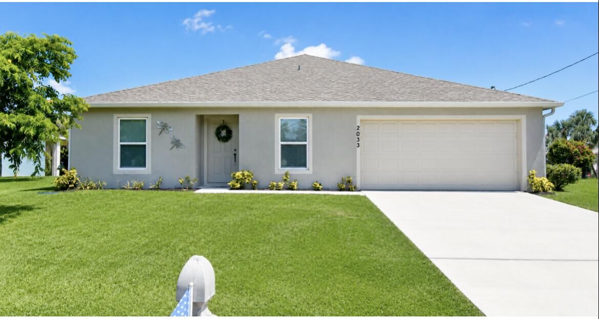 Property Photo: 2033 SW Leafy Road FL 34953