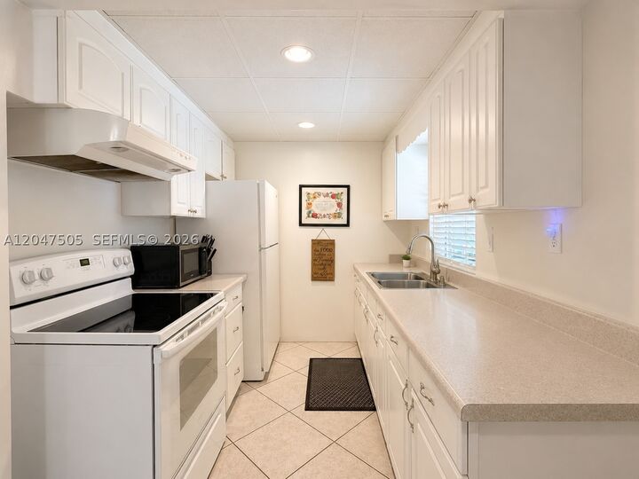 Property Photo: 5240 SW 82nd Ave FL 33328