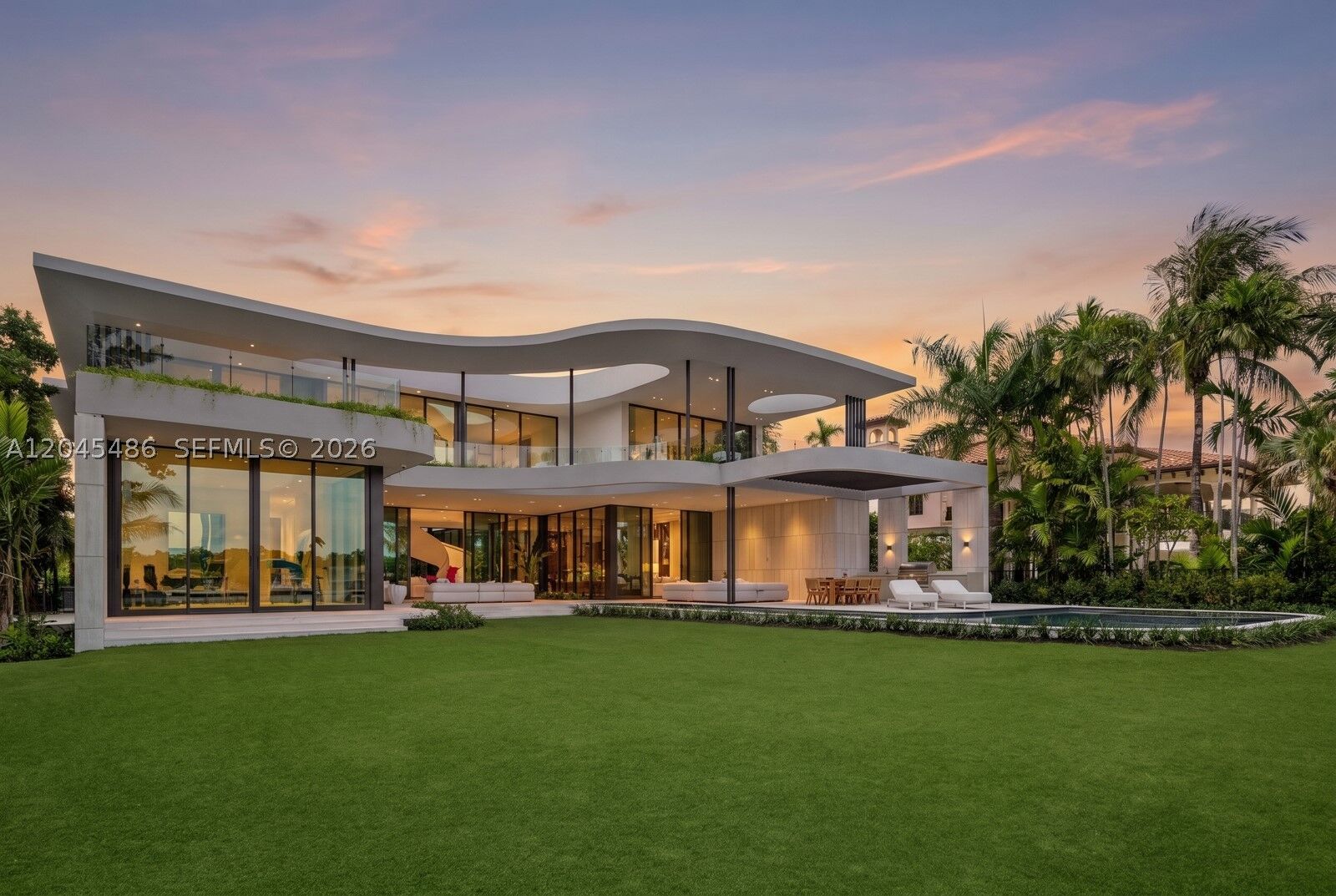 Property Photo: 1015 S Southlake Dr FL 33019