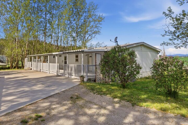 Property Photo: 8325 E Lindgren St WA 99217