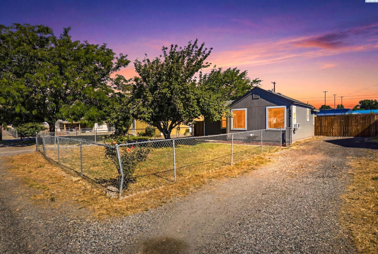 Property Photo:  908 Chris Ave  WA 99320 