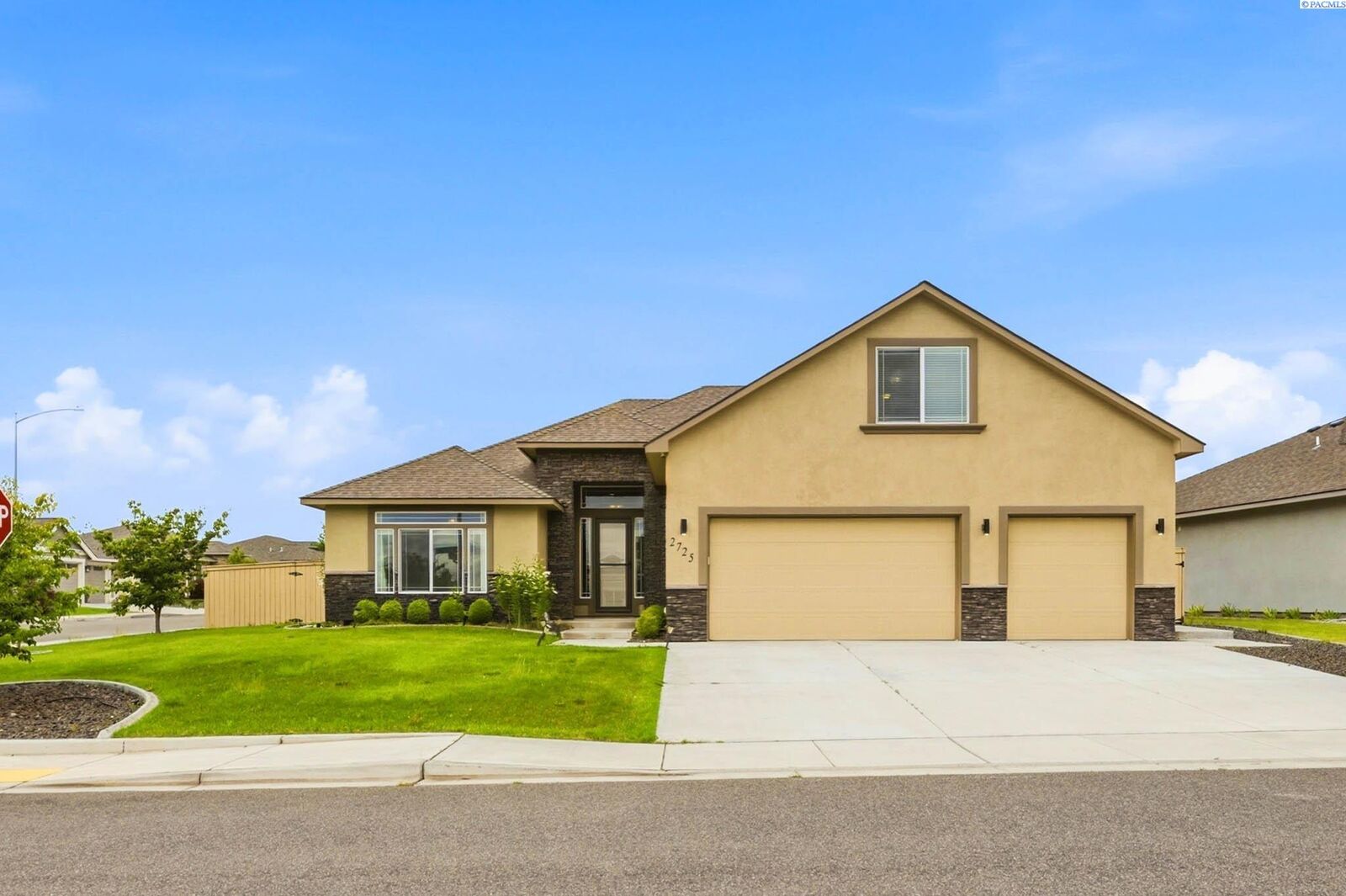 Property Photo:  2725 Walking Stick Ave  WA 99354 