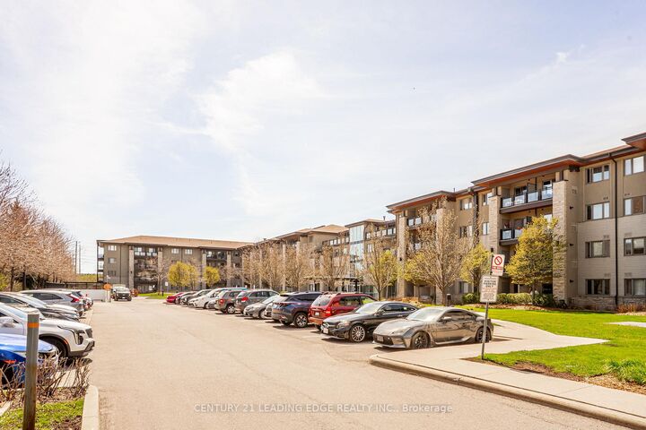 Property Photo: 570 Lolita Gardens 421 ON L5A 3T2