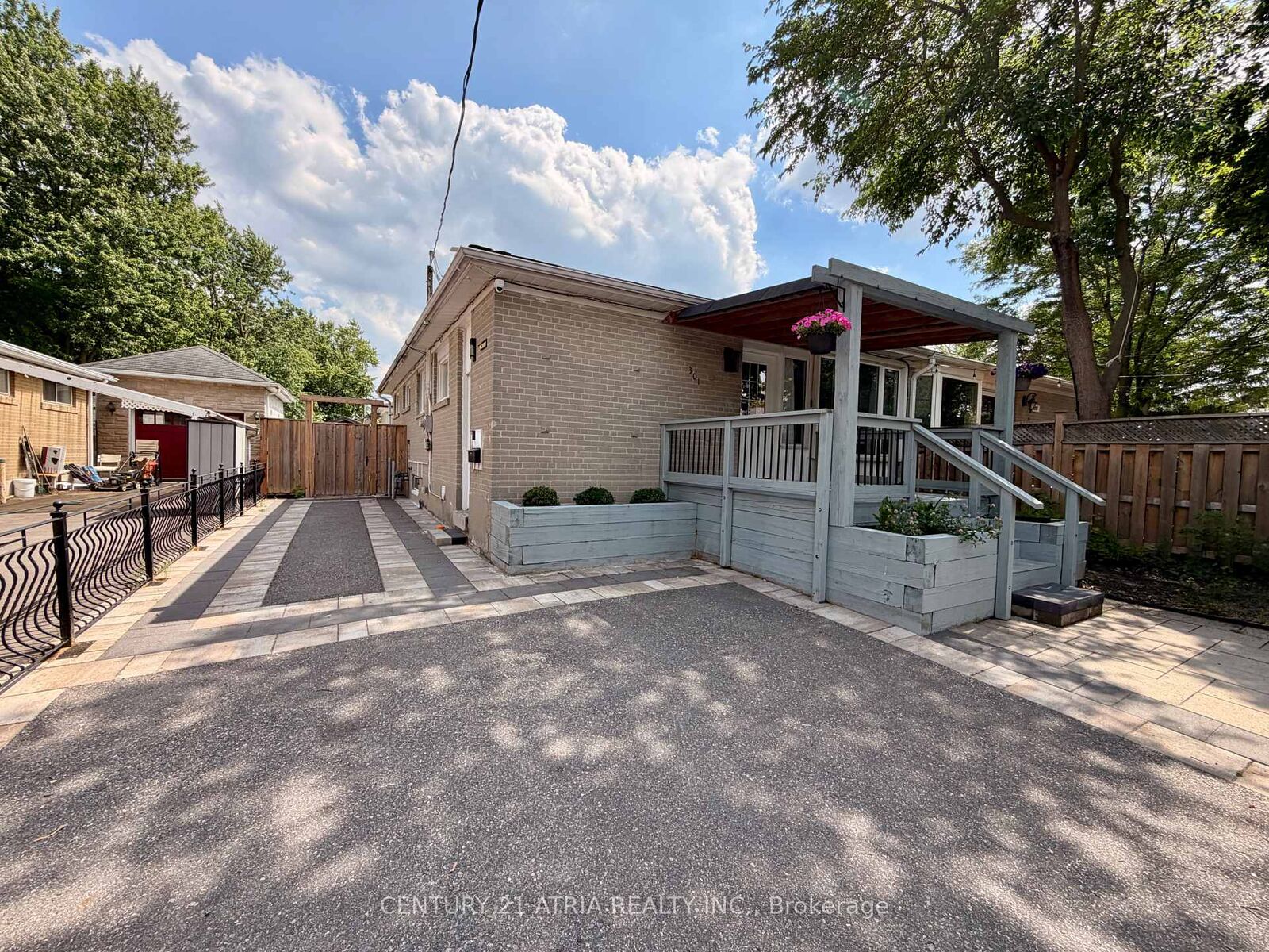 Property Photo:  301 Axminster Drive  ON L4C 2W3 