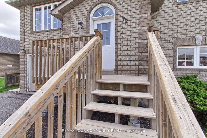 Property Photo:  72 Ambler Bay N/A Main  ON L4M 7A6 